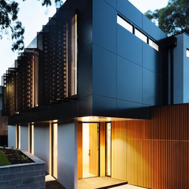 مشروع مجمع مكاتب إدارية – تنفيذ شبكات كهرباء وUPS وإدارة الطاقة