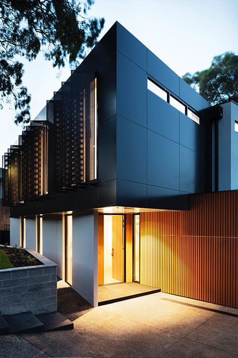 مشروع مجمع مكاتب إدارية – تنفيذ شبكات كهرباء وUPS وإدارة الطاقة